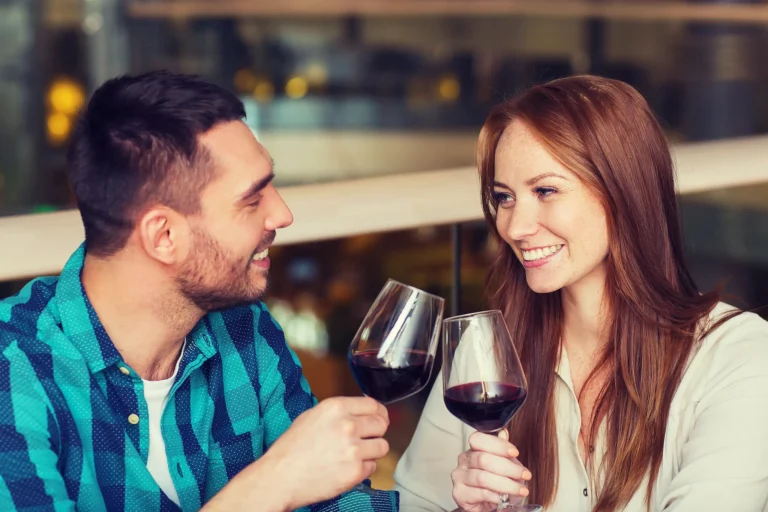 Zwei BarFlirt-Teilnehmer stossen gemeinsam in einer Bar an