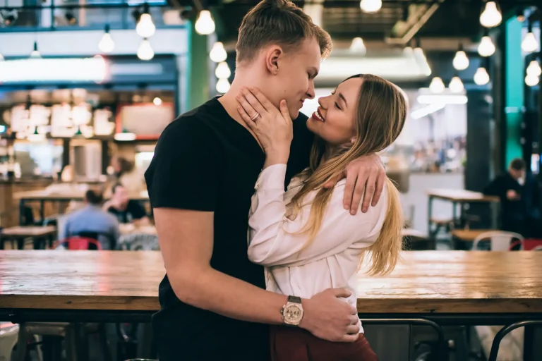 Fröhliches junges Paar genießt romantisches Date im Café